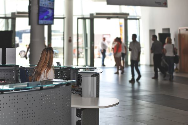 Jak wybrać odpowiednie elementy do prezentacji firmy na targach?